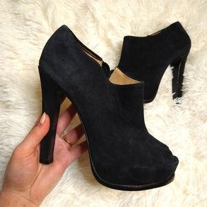 Pour la victoire suede heels